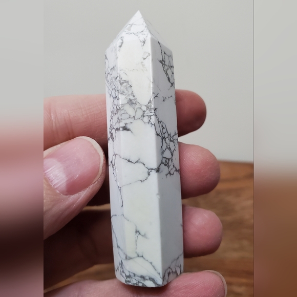 Howlite Crystal Tower - Picture 7 of 9